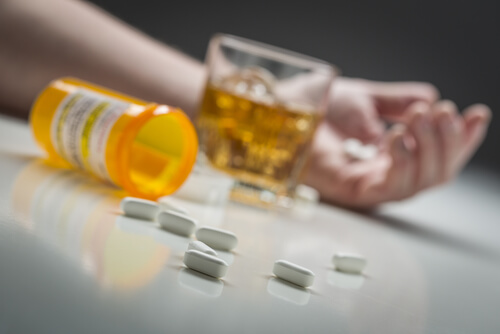 is it okay to drink alcohol while taking valacyclovir