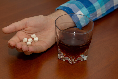 is it okay to drink alcohol while taking valacyclovir