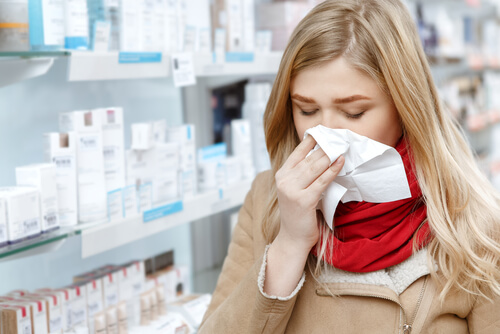 Junge Frau wählt zwischen Zyrtec und Benadryl bei Allergie