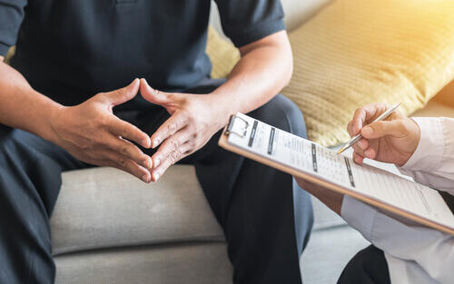 paciente em consulta com médico sobre o abuso de wellbutrin