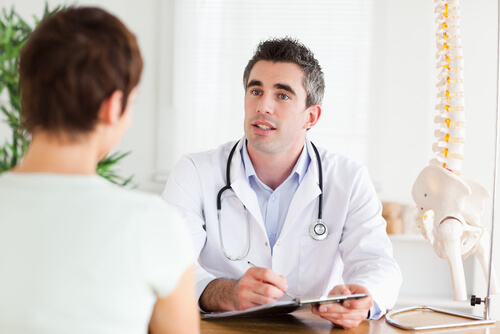 Paciente femenina hablando con el médico