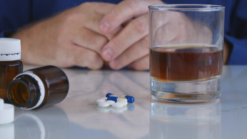 Hydroxyzine pamoate and alcohol