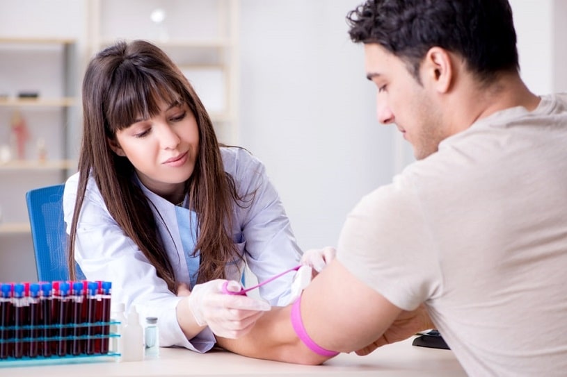 El médico Recoge Muestras de Sangre de un paciente.