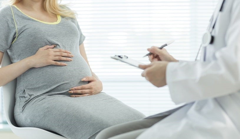 Pregnant woman consults a doctor about marijuana use in pregnancy.