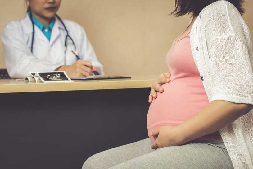 A pregnant woman visits doctor.