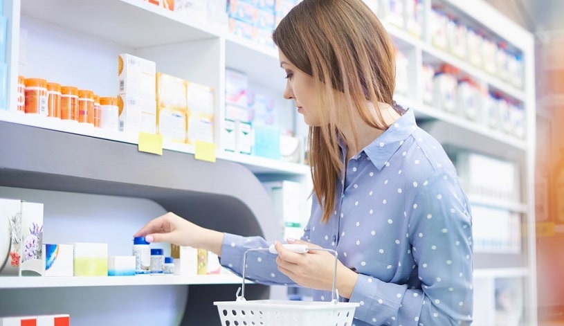 Woman looking for OTC alternatives to percocet in a pharmacy.