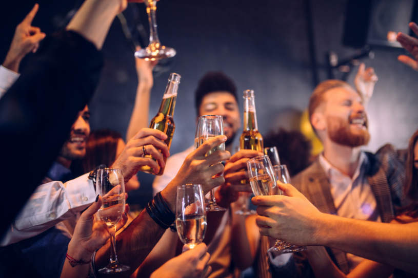 Eine Gruppe von Menschen, die Alkohol trinken.