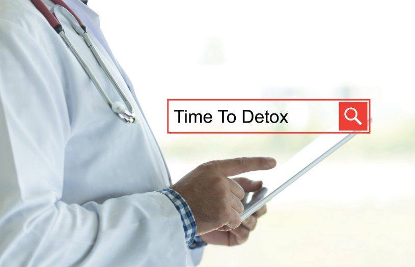 A medical worker consults a person on how to detox at home.