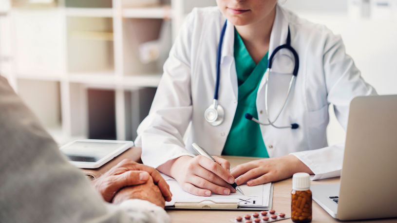 A medical worker explains the patient that taking alcohol and Benadryl together can be dangerous.