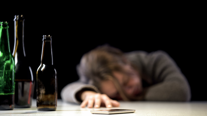 A person can't stop drinking alcohol and has a relapse.