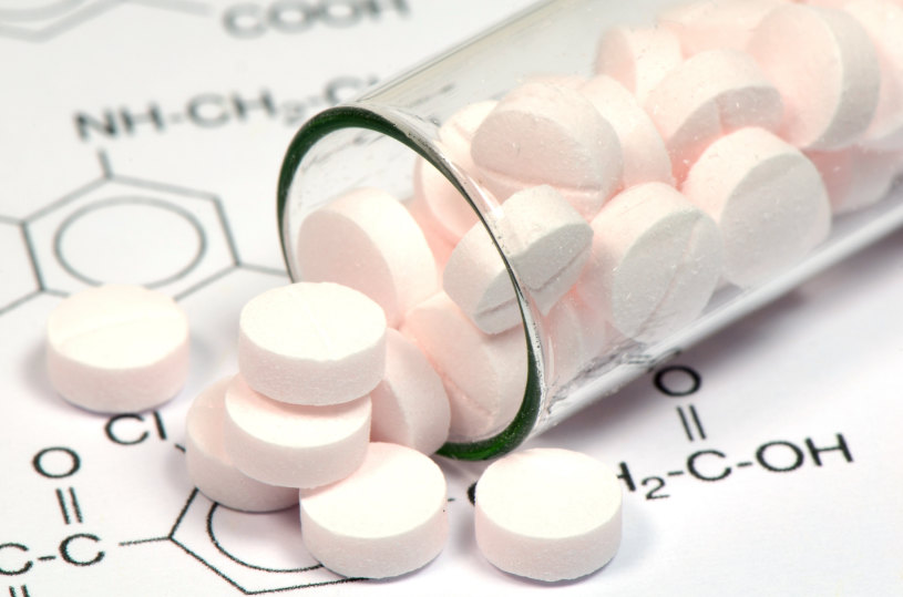 Benadryl pills lie on the paper with different formulas.