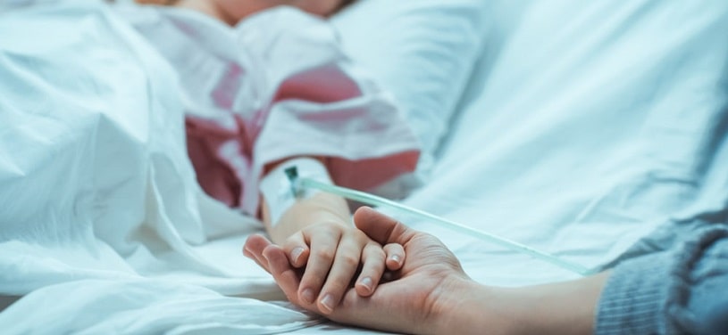 Woman lying in bed in the hospital undergoing Klonopin detox.