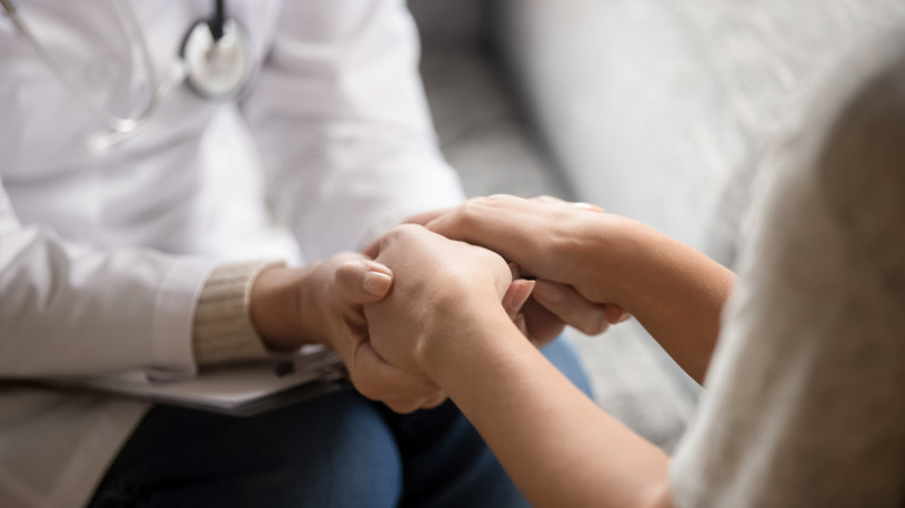 A doctor supports a patient.