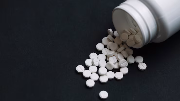 Oxymorphone opioid pills and medical response tools highlighting overdose signs and treatment